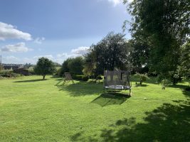 trampoline, balancoire et toboggan dans le jardin de la crochardière